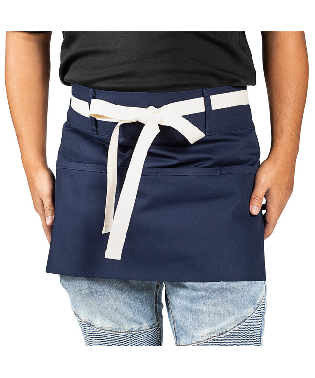 Tạp dề nửa thân vải poly-cotton có thể tùy chỉnh Uncommon Chef 3103 Beltway xanh navy, dây viền tự nhiên và 3 túi