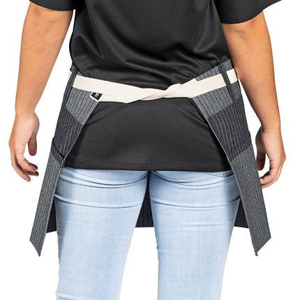 Tạp dề nửa thân vải denim 100% cotton có thể tùy chỉnh Uncommon Chef 3103 Beltway sọc nhỏ, dây viền tự nhiên và 3 túi