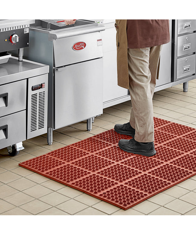 Thảm sàn công nghiệp Choice 3' 7,6 cm x 4' 26,7 cm đỏ Rubber Straight viền Grease-Resistant Anti-Fatigue sàn Mat - 2,2 c