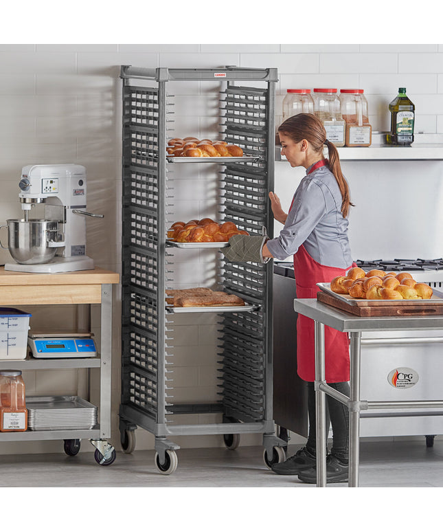 Giá để khay nướng Cambro Camshelving Ultimate nạp đầu 40 khay bánh xe nhựa - chưa lắp ráp