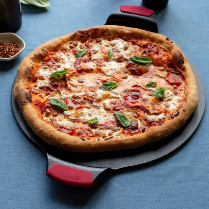 Khay Pizza Gang Lodge BW15PPA1 Tròn 38 cm Tay Cầm Silicone
