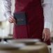 Tạp dề tuxedo 2 túi pha polyester-cotton điều chỉnh màu đỏ mận Choice