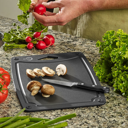 Thớt composite đen có đế silicon và rãnh hứng nước Mercer Culinary 30 x 23 x 0,6 cm M18968BK