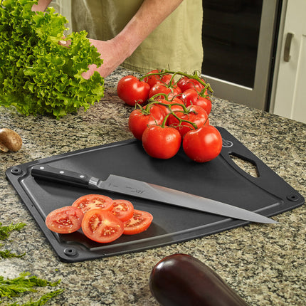 Thớt composite đen có đế silicon và rãnh hứng nước Mercer Culinary 44 x 30 x 0,6 cm M18966BK