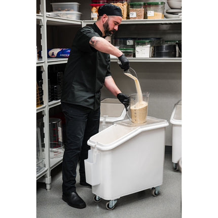 Thùng đựng nguyên liệu di động nắp nghiêng trượt Cambro IBS27148 102 lít / 430 cup màu trắng