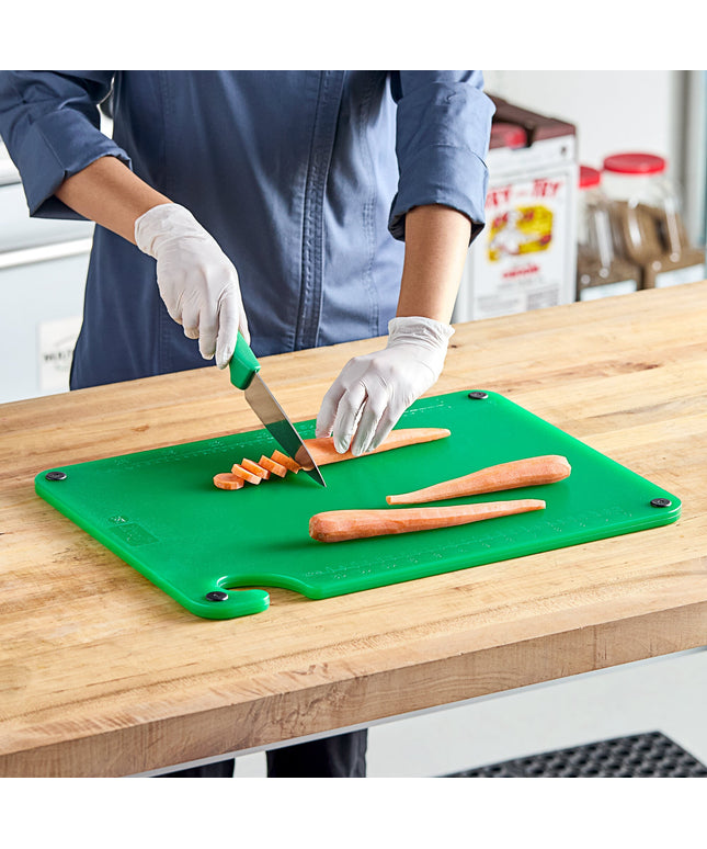 Thớt nhựa PP xanh lá có núm chống trượt, móc treo và thước đo Choice 51 x 38 x 1,3 cm