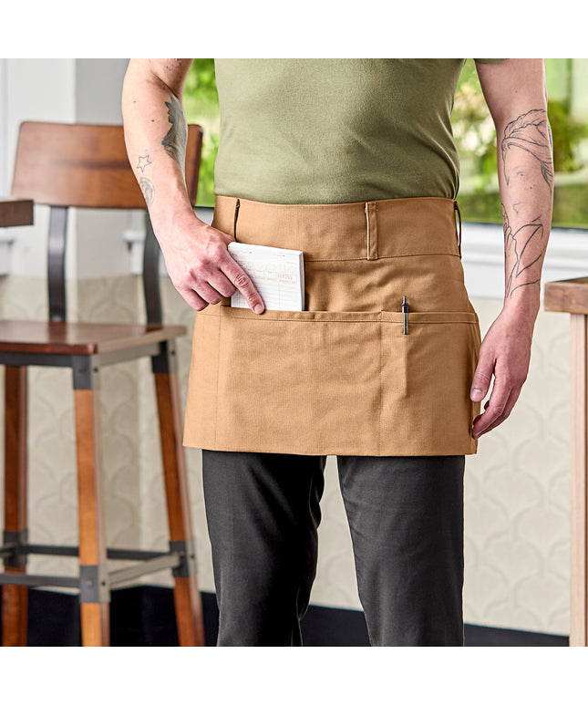 Tạp dề nửa thân vải 100% cotton có thể tùy chỉnh Uncommon Chef 3103 Beltway nâu caramel, dây viền tự nhiên và 3 túi