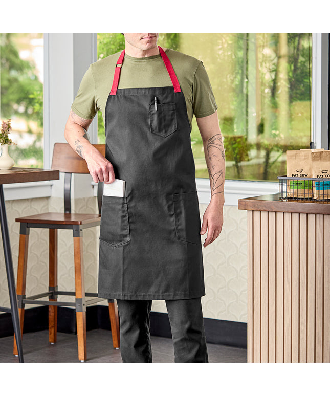 Tạp dề yếm vải poly-cotton có thể tùy chỉnh Uncommon Chef 3104 Rebel đen, dây viền đỏ và 3 túi