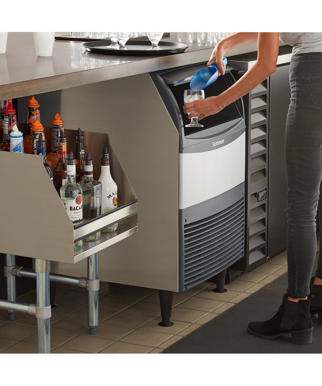 Máy làm đá nugget dưới quầy làm mát bằng khí Scotsman UN324AX-1A 61 cm với thùng chứa 36 kg - 154 kg, 115V