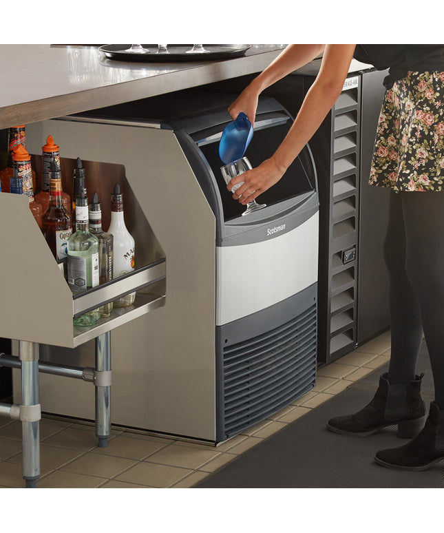 Máy làm đá viên xốp gầm quầy làm mát bằng gió Scotsman UN324AX-1A 61 cm với khay 80 lb và bộ chân đạt chuẩn ADA - 340 lb