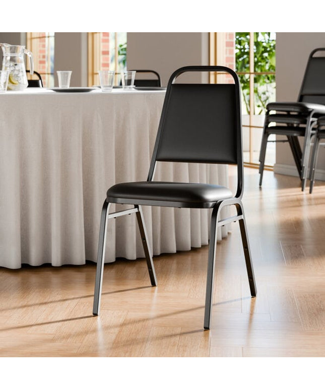 Ghế tiệc Lancaster Table & Seating đen xếp chồng với 2,5 cm đệm ngồi