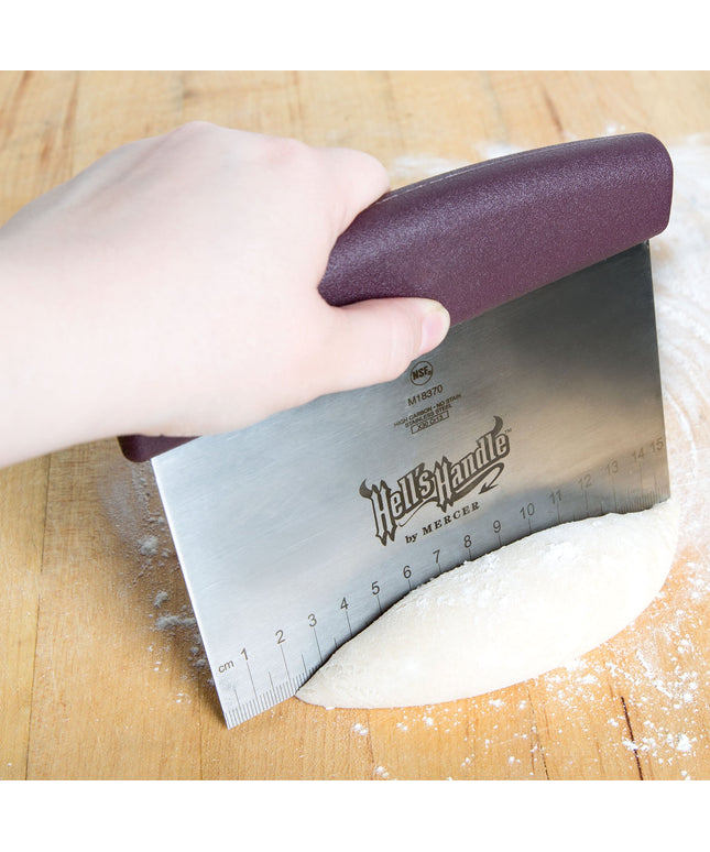 Dao cạo bột thép không gỉ chịu nhiệt Mercer Culinary M18370 Hell's Handle® 15 x 13 cm tay cầm đỏ đô