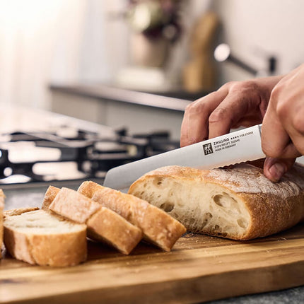 Dao Cắt Bánh Mì Zwilling 1001588 20.3 cm Cán Nhựa Đen Thép Không Gỉ Carbon Cao