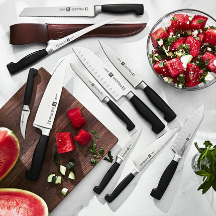 Dao Santoku Lưỡi Cong Zwilling 1001614 17.8 cm Tay Cầm Nhựa Đen Thép Không Gỉ Carbon Cao