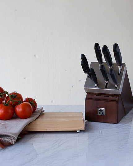 Bộ Dao Zwilling 1018643 Four Star 8 Món Kèm Khối Gỗ Óc Chó Tự Mài