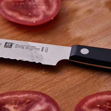 Dao Đa Năng Zwilling 1010244 12.7 cm Răng Cưa Cán Nhựa Đen Thép Không Gỉ Carbon Cao