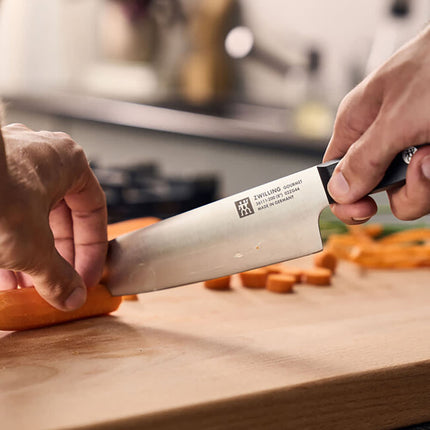 Dao Đầu Bếp Zwilling 1002391 20.3 cm Cán Nhựa Đen Thép Không Gỉ Carbon Cao