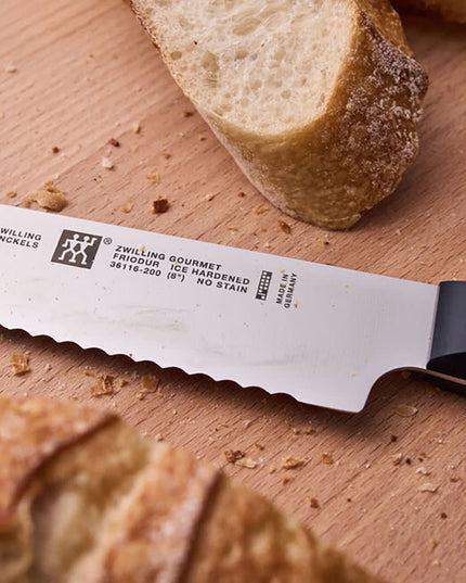 Dao Cắt Bánh Mì Zwilling 1002407 20.3 cm Cán Nhựa Đen Thép Không Gỉ Carbon Cao