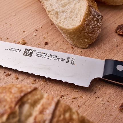 Dao Cắt Bánh Mì Zwilling 1002407 20.3 cm Cán Nhựa Đen Thép Không Gỉ Carbon Cao