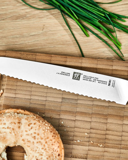 Dao Cắt Bánh Mì Zwilling 1002801 20.3 cm Cán Nhựa Đen Thép Không Gỉ Carbon Cao