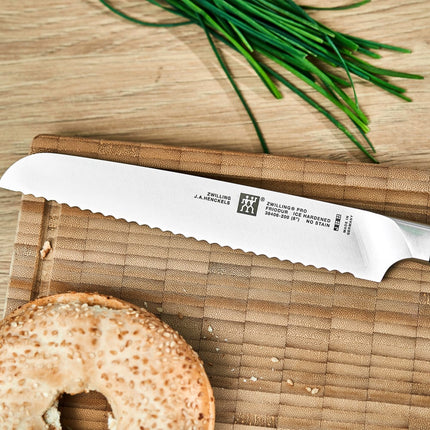 Dao Cắt Bánh Mì Zwilling 1002801 20.3 cm Cán Nhựa Đen Thép Không Gỉ Carbon Cao