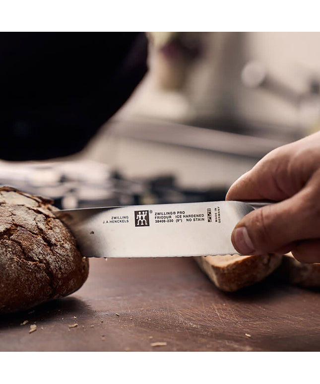 Dao Cắt Bánh Mì Zwilling 1002804 22.9 cm Cán Nhựa Đen Thép Không Gỉ Carbon Cao