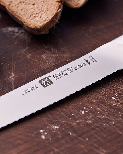 Dao Cắt Bánh Mì Zwilling 1002804 22.9 cm Cán Nhựa Đen Thép Không Gỉ Carbon Cao