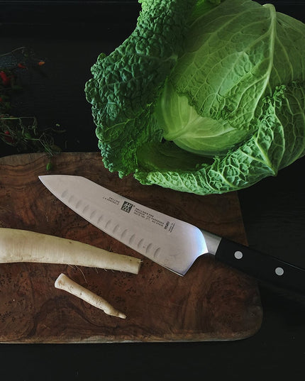 Dao Santoku Lưỡi Cong Zwilling 1002845 17.8 cm Tay Cầm Nhựa Đen Thép Không Gỉ Carbon Cao