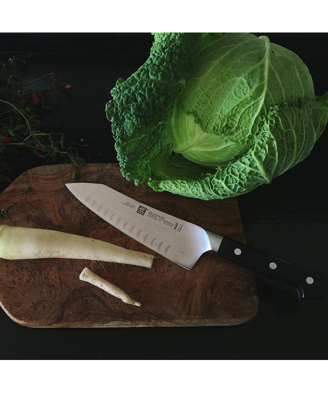 Dao Santoku Lưỡi Cong Zwilling 1002845 17.8 cm Tay Cầm Nhựa Đen Thép Không Gỉ Carbon Cao