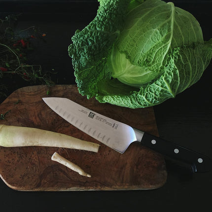 Dao Santoku Lưỡi Cong Zwilling 1002845 17.8 cm Tay Cầm Nhựa Đen Thép Không Gỉ Carbon Cao