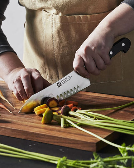 Dao Santoku Lưỡi Cong Zwilling 1002845 17.8 cm Tay Cầm Nhựa Đen Thép Không Gỉ Carbon Cao