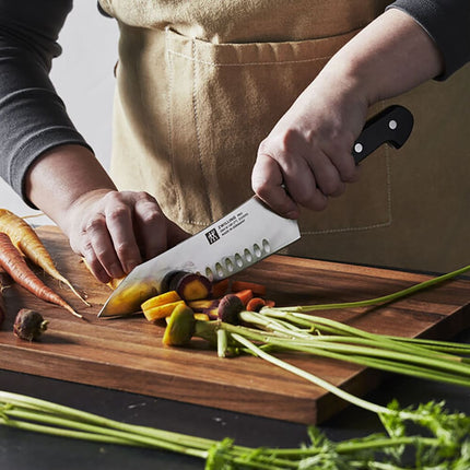 Dao Santoku Lưỡi Cong Zwilling 1002845 17.8 cm Tay Cầm Nhựa Đen Thép Không Gỉ Carbon Cao
