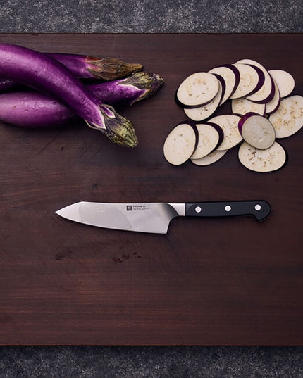 Dao Santoku Lưỡi Cong Zwilling 1002845 17.8 cm Tay Cầm Nhựa Đen Thép Không Gỉ Carbon Cao