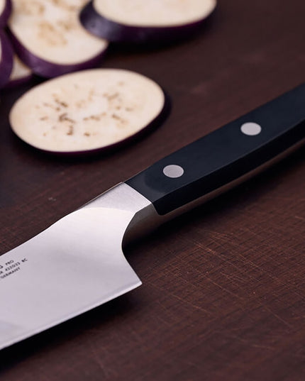 Dao Santoku Lưỡi Cong Zwilling 1002845 17.8 cm Tay Cầm Nhựa Đen Thép Không Gỉ Carbon Cao