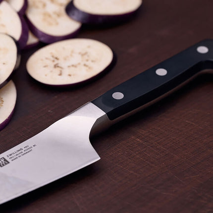 Dao Santoku Lưỡi Cong Zwilling 1002845 17.8 cm Tay Cầm Nhựa Đen Thép Không Gỉ Carbon Cao