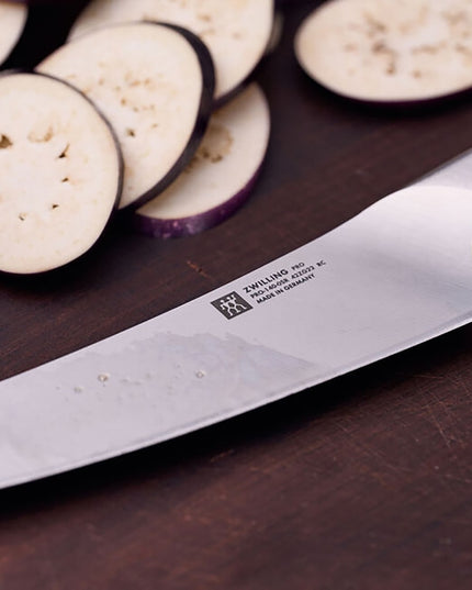 Dao Santoku Lưỡi Cong Zwilling 1002845 17.8 cm Tay Cầm Nhựa Đen Thép Không Gỉ Carbon Cao