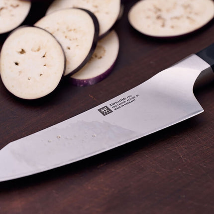 Dao Santoku Lưỡi Cong Zwilling 1002845 17.8 cm Tay Cầm Nhựa Đen Thép Không Gỉ Carbon Cao