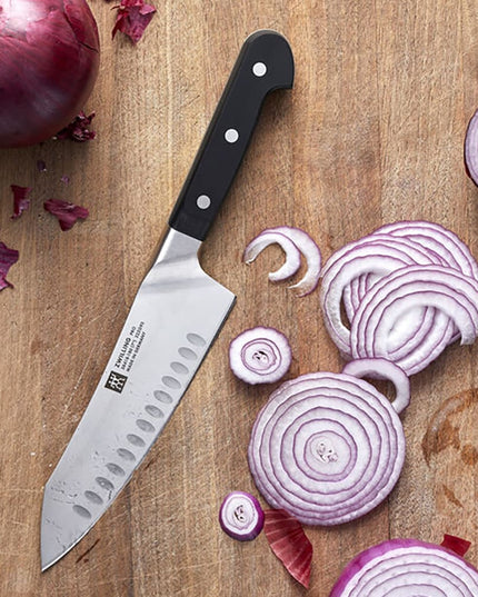 Dao Santoku Lưỡi Cong Zwilling 1002845 17.8 cm Tay Cầm Nhựa Đen Thép Không Gỉ Carbon Cao