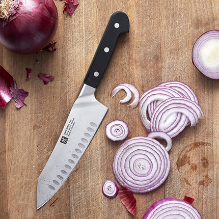 Dao Santoku Lưỡi Cong Zwilling 1002845 17.8 cm Tay Cầm Nhựa Đen Thép Không Gỉ Carbon Cao