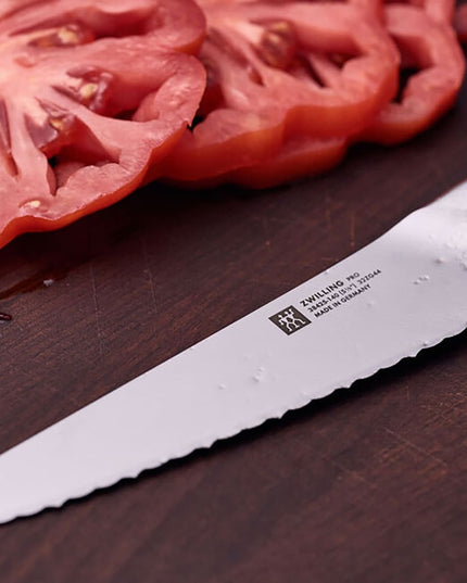 Dao Chuẩn Bị Răng Cưa Zwilling 1002858 14 cm Tay Cầm Nhựa Đen Thép Không Gỉ Carbon Cao