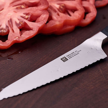 Dao Chuẩn Bị Răng Cưa Zwilling 1002858 14 cm Tay Cầm Nhựa Đen Thép Không Gỉ Carbon Cao
