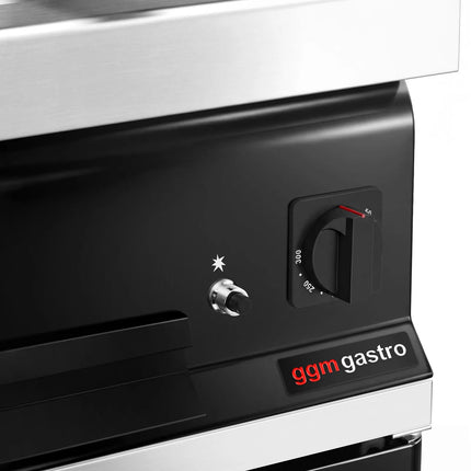 GGM Gastro Bếp Nướng Đá Lava Gas Mario 700 - 400mm - Đứng Độc Lập - Có Tủ Bệ - Sâu 700mm - Vỉ Nướng Nghiêng - Mặt Trước Đen - Kèm Tủ Bệ - 1 Cánh
