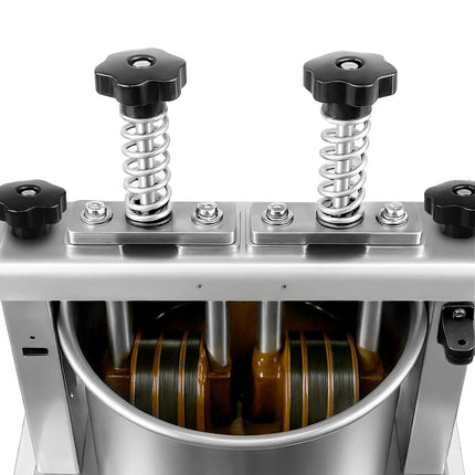 GGM Gastro Commercial Oil Press for Nuts & Seeds – for Nuts & Cocoa Beans - 0.55kW - 7kg