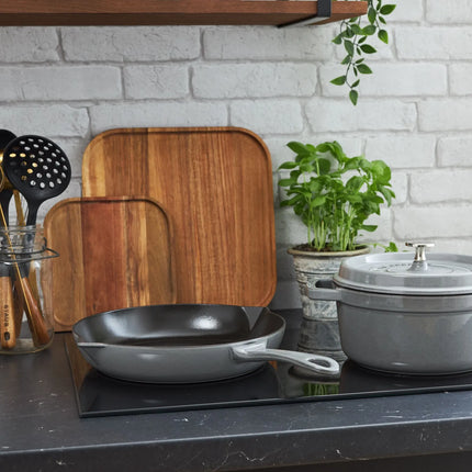 STAUB| Round Enameled Cast Iron Skillet Frying Pan with Pour Spouts – Ø 26 cm - Graphite Grey