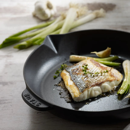 STAUB| Round Enameled Cast Iron Skillet Frying Pan with Pour Spouts – Ø 26 cm - Black